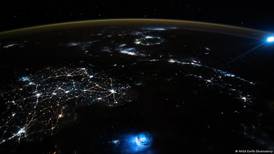 Misteriosas manchas azules son captadas en la atmósfera de la Tierra y sorprenden a los astronautas de la ISS