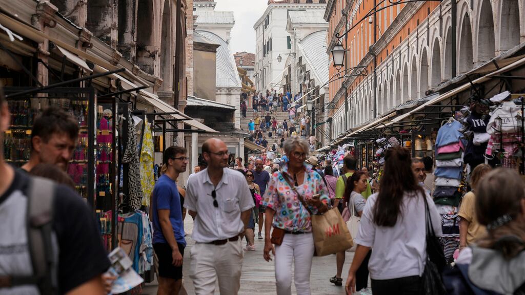 Turistas caminan por una calle de Venecia, Italia, el 13 de septiembre de 2023. (Foto AP/Luca Bruno, Archivo)