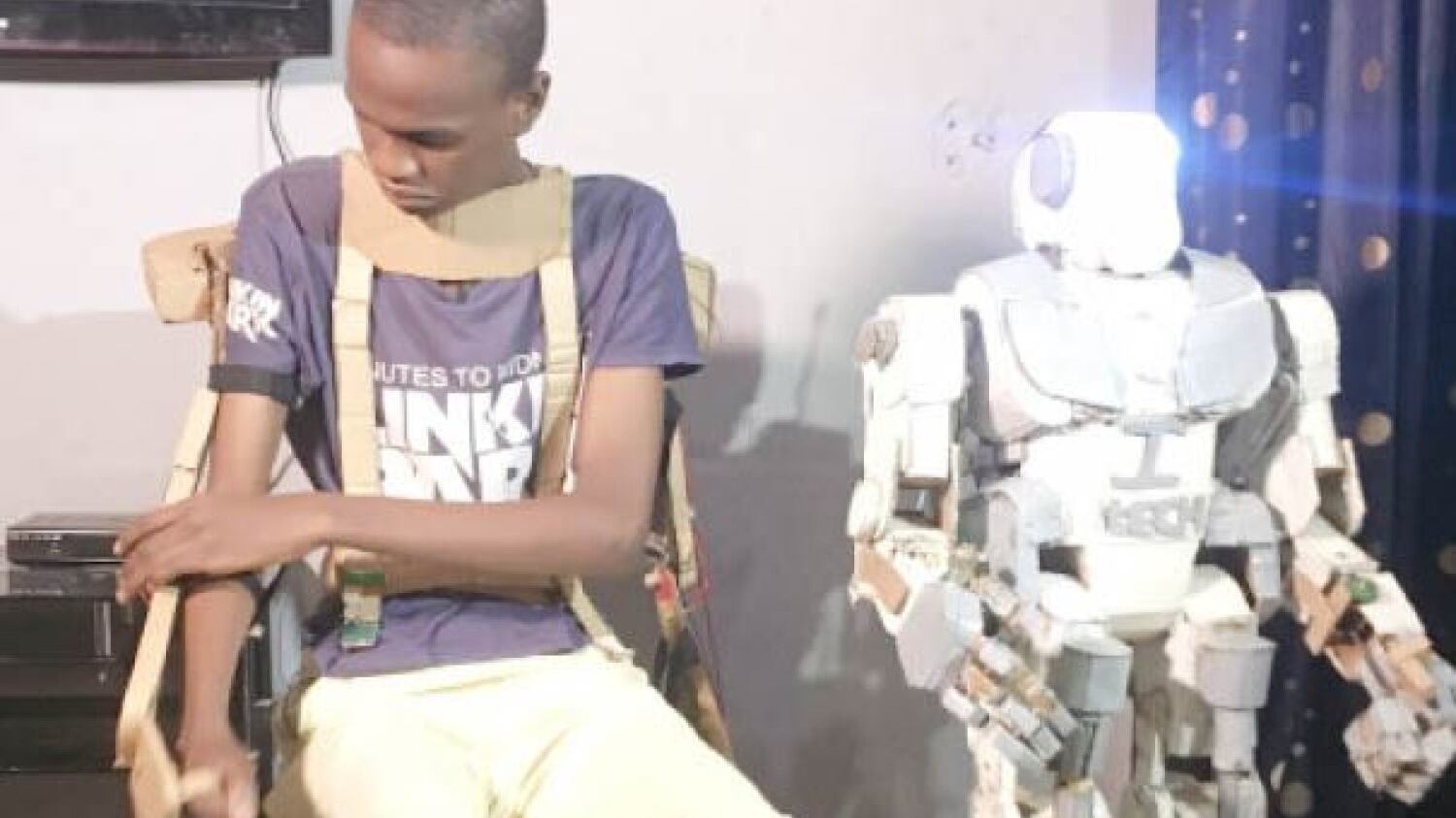 El aparato repite el movimiento que realiza su creador.