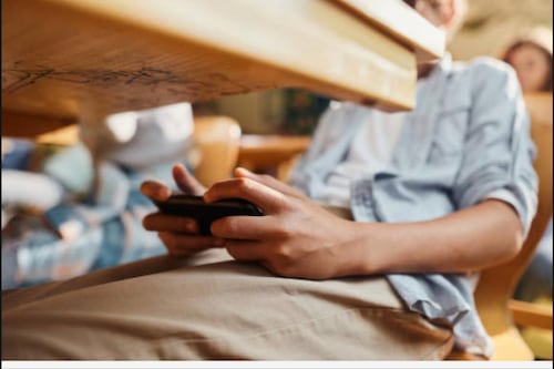 Guerra a las pantallas en el aula: Así comparan las leyes de prohibición de celulares en América Latina