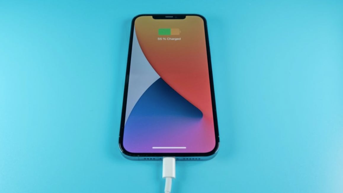Un iPhone cargándose.