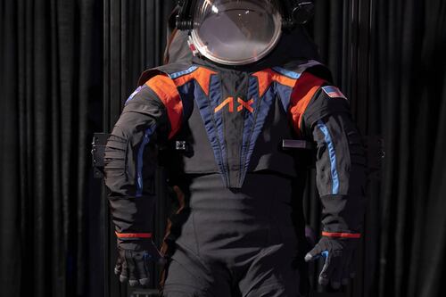 La armadura lunar de próxima generación: El traje AxEMU de Axiom supera la prueba crítica para Artemis III