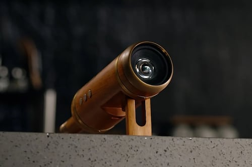 Dream Echo, el primer parlante bluetooth del mundo con forma de botella de vino y fabricado con madera de roble