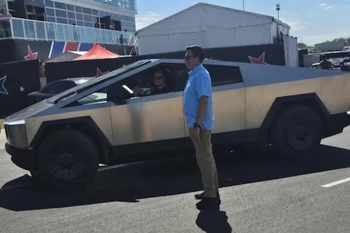 Elon Musk llegó al GP de Estados Unidos conduciendo su Tesla Cybertruck