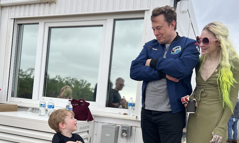 Elon Musk con Grimes y uno de sus hijos