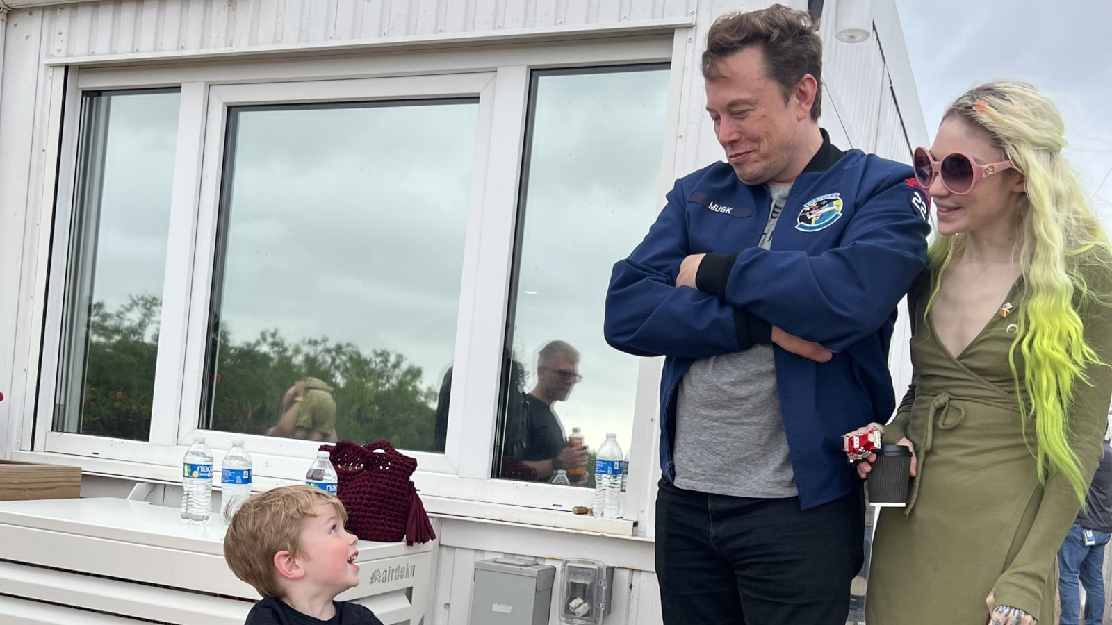 Elon Musk con Grimes y uno de sus hijos