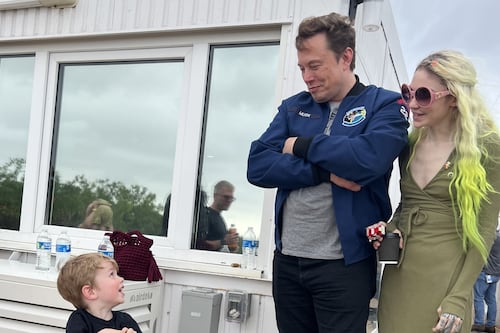 Elon Musk es demandado por Grimes para establecer “relación de paternidad”