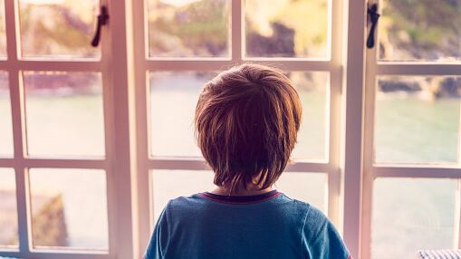 Niño perdió la visión tras un beso en el rostro; su madre denuncia el caso