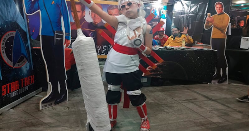 La joven Consuelo Venegas de 13 años de edad rompe la Comic Con 2022 en Espacio Riesco con este cosplay de Killer Bee de Naruto,