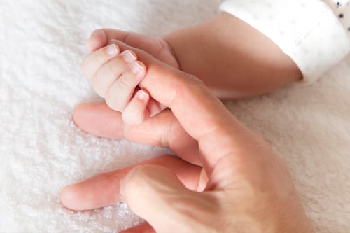 Pantallas, apego y juego: lo que sí y lo que no beneficia al cerebro infantil