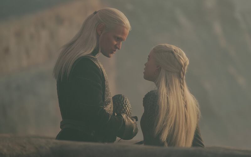 Nunca uma mulher sentou-se no Trono de Ferro e, além disso, como foi mostrado quando ele chegou ao poder, os líderes de Westeros farão o que for preciso para manter um homem rei.