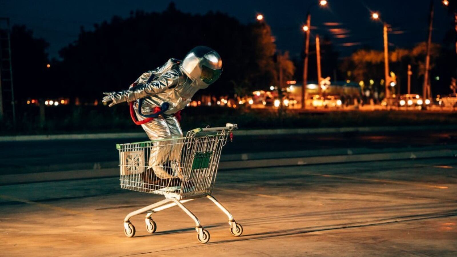 Astronauta jugando en la ciudad