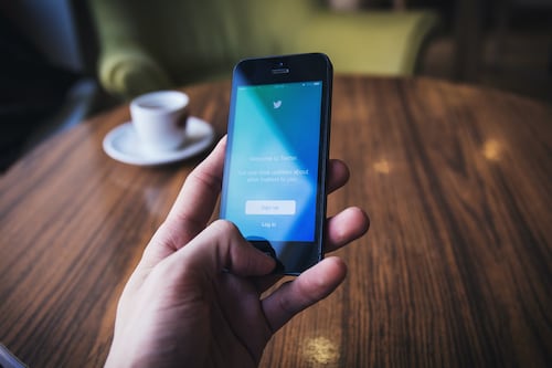 Twitter evalúa función para que los usuarios reporten tuits engañosos