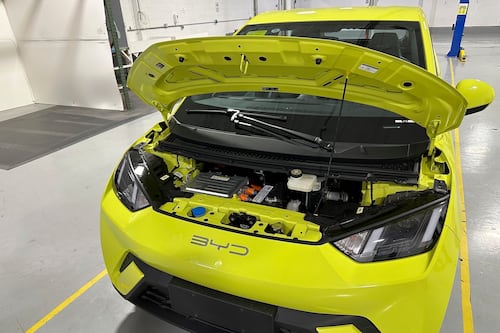 No solo sería TikTok: Estados Unidos estaría a punto de prohibir a los autos chinos