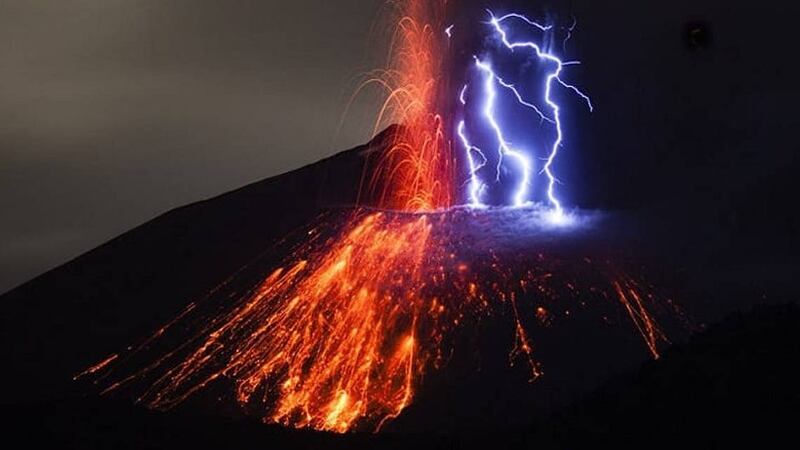 VIDEO capta la brutal interacción entre una tormenta eléctrica y un volcán en erupción