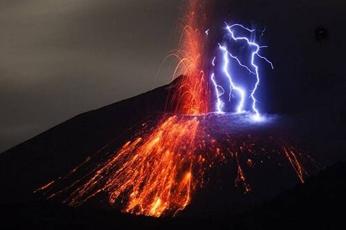 VIDEO capta la brutal interacción entre una tormenta eléctrica y un volcán en erupción