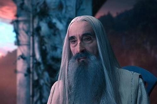 Si, es verdad I Christopher Lee estará presente en El Señor de los Anillos: La Guerra de los Rohirrim