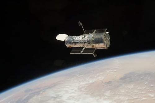 Muerte en el vacío: El Hubble captura por accidente la desintegración de un cometa en cuatro fragmentos