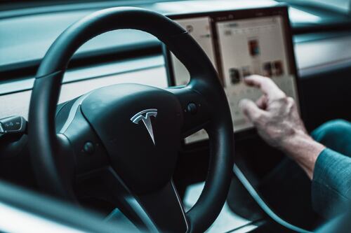 Tesla no permite correr Android Auto ni Apple CarPlay en sus pantallas: Elon Musk no quiere enredos