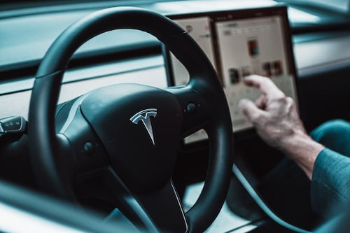 Tesla no permite correr Android Auto ni Apple CarPlay en sus pantallas: Elon Musk no quiere enredos