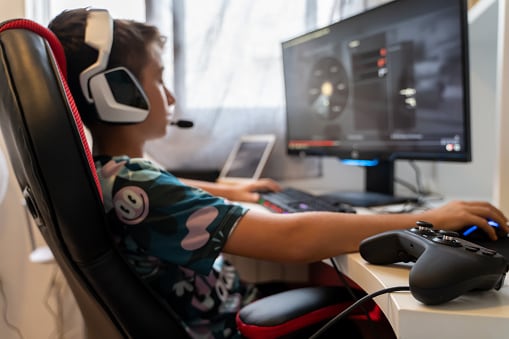 ¿Tu PC hace ruido cuando no la usas? El nuevo malware “silencioso” que mina cripto con tu energía