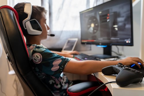 ¿Tu PC hace ruido cuando no la usas? El nuevo malware “silencioso” que mina cripto con tu energía