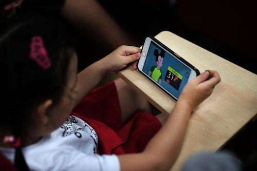 Ni ángel ni demonio: El plan de los colegios chilenos para transformar el smartphone en aliado pedagógico