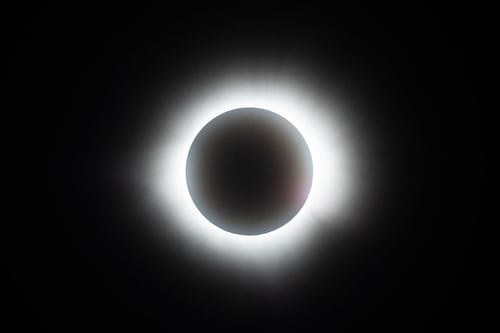 El día se apagó por cuatro minutos en México: Estas son las mejores fotos y videos del eclipse total de Sol