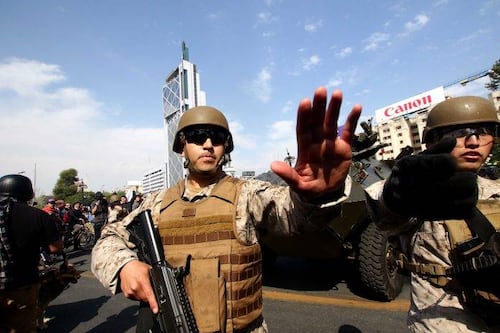 El toque de queda y la represión militar grabadas por los celulares de la gente