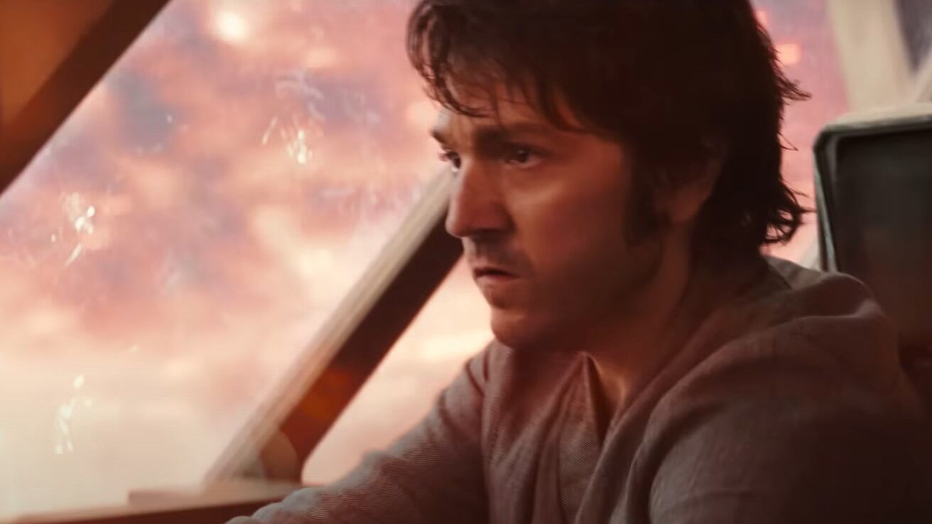 Una captura de pantalla del tráiler oficial de Andor, con el protagonista a bordo de una nave.