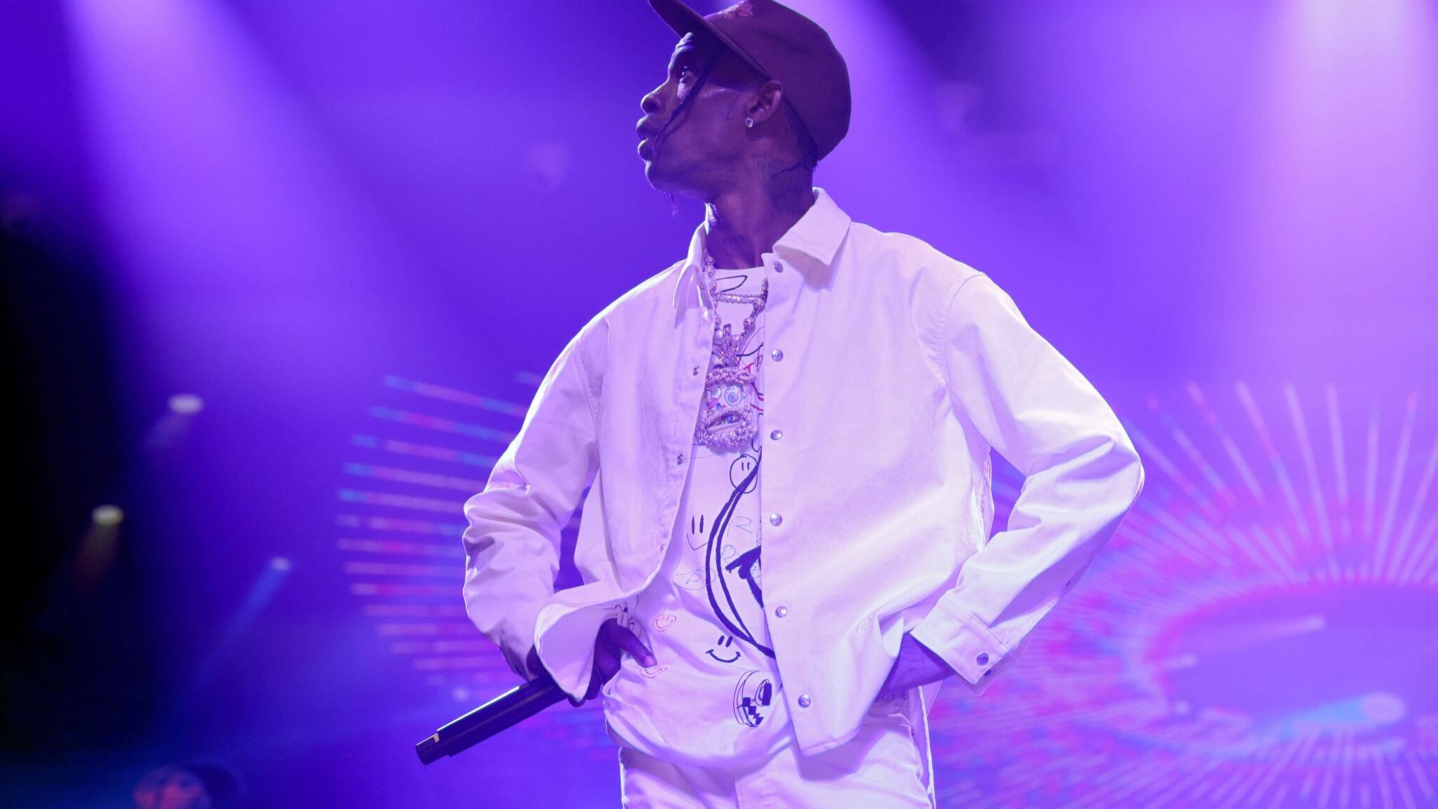 Travis Scott en E11EVEN, en Miami, Florida. Este mes se dio a conocer una nueva iteración de sus zapatillas, las Travis Scott x Air Jordan 1 Low OG Black Phantom.