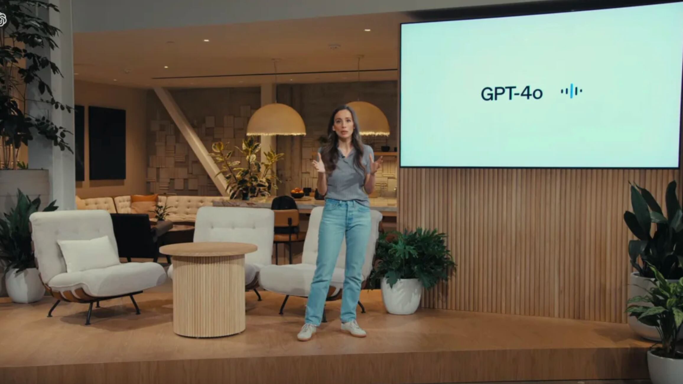 La Directora de Tecnología de OpenAi, Mira Murati, presentó las novedades de OpenAI en una transmisión en vivo