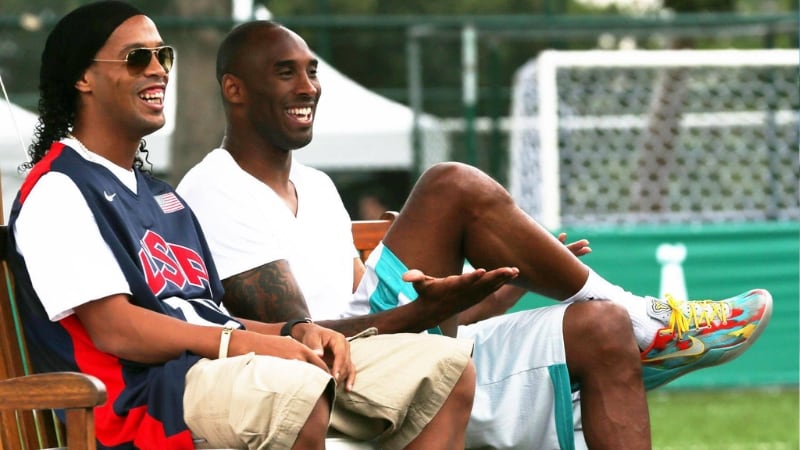 Kobe Bryant y Ronaldinho Gaúcho en 2013 | Facebook de Nike Football
