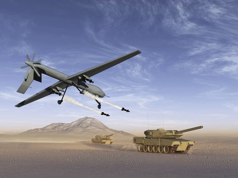 Ilustración del AeroVironment Switchblade atacando un tanque de guerra.