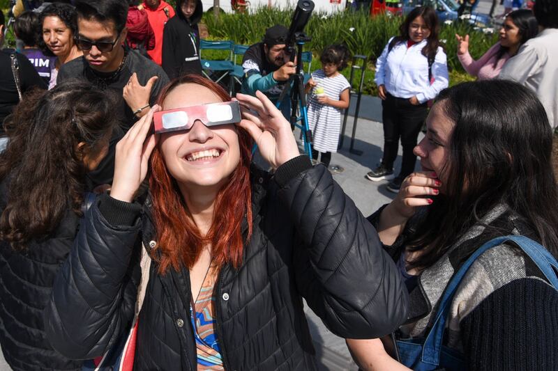 Especialistas recomiendan verificar la calidad de los lentes para ver el eclipse solar