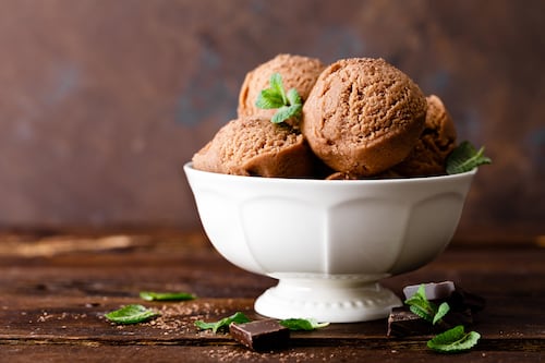 ¿El helado realmente refresca? Las 3 ventajas científicas (y el gran mito) de consumir dulces en verano