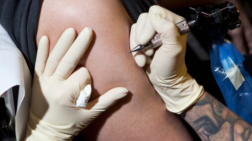 Iglesia insta a hacerse tatuajes gratis para captar adeptos.