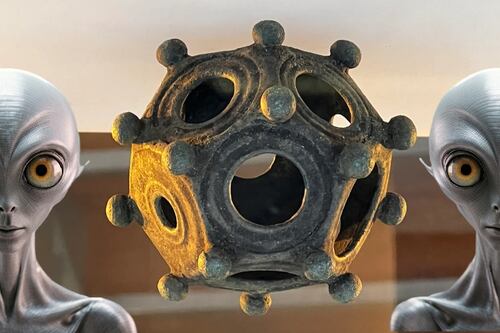 ¿Es alienígena? Arqueólogo desentierra extraño objeto con 12 caras