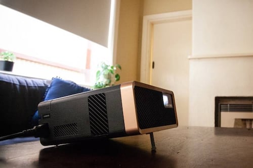 Hermoso, cómodo, perfecto: review del Proyector Epson Portable Laser Entertainment EF-100 [FW Labs]