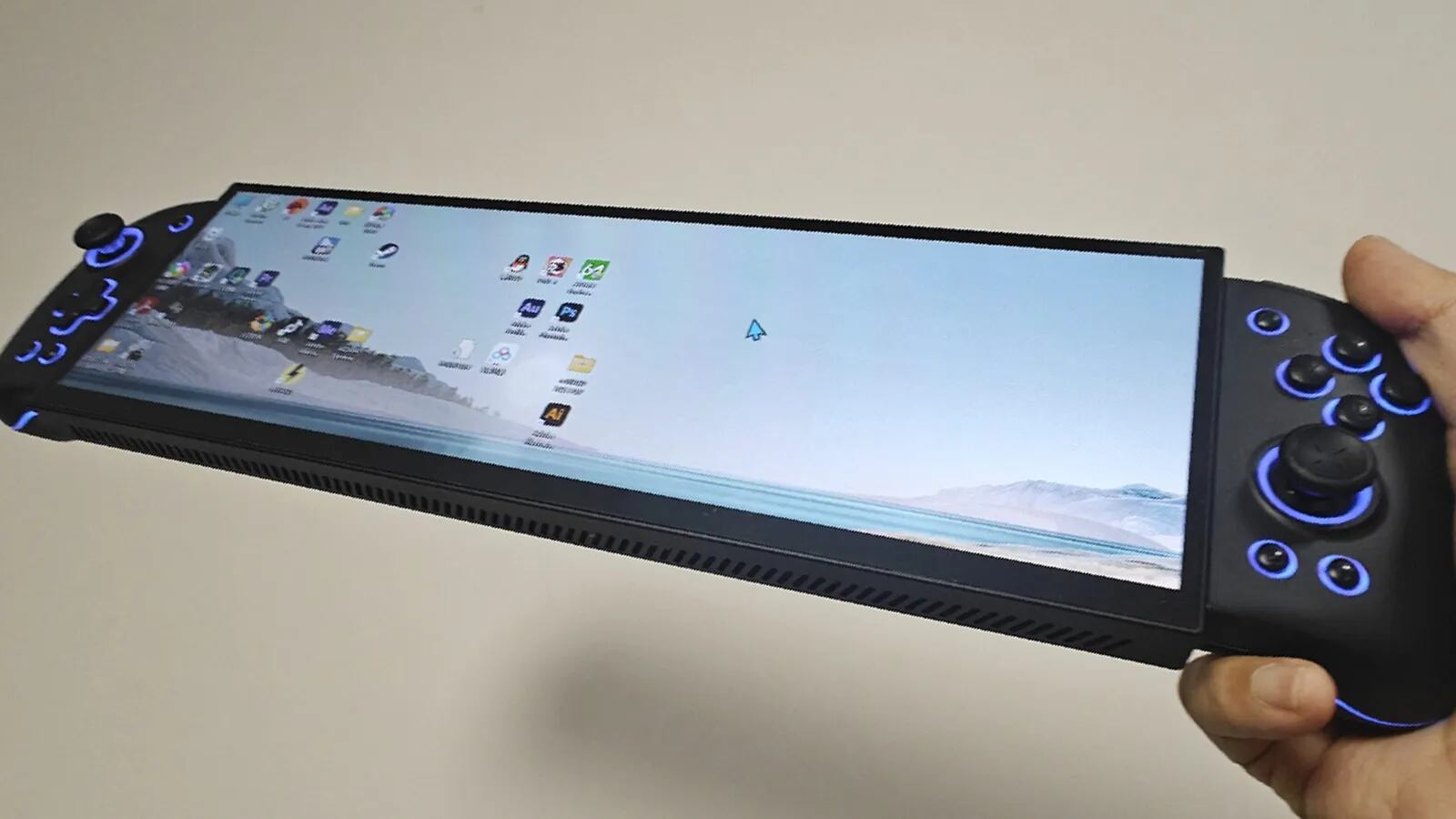 Consola portátil creada por un usuario con una pantalla de 32:9