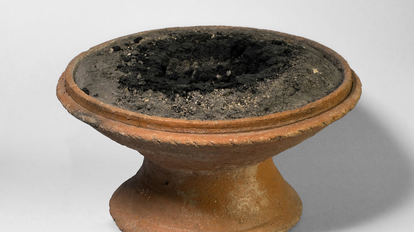 Incensario en forma de cáliz hallado en Pompeya con restos de ceniza en análisis. Los habitantes de la antigua Pompeya (sur de Italia) utilizaban resinas exóticas procedentes de África y Asia en sus rituales domésticos, según reveló este lunes una investigación biomolecular liderada por arqueólogos europeos. EFE/Parque Arqueológico de Pompeya/ Johannes Eber // SOLO USO EDITORIAL/SOLO DISPONIBLE PARA ILUSTRAR LA NOTICIA QUE ACOMPAÑA (CRÉDITO OBLIGATORIO)