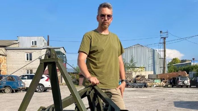 Egor Gorshkov junto al dron desminador. Foto Elisabetta Piqué