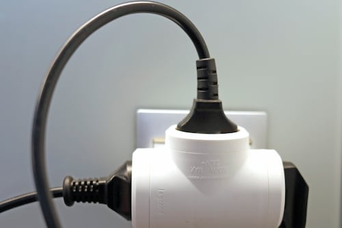 Los 5 “vampiros” de energía en 2026: Estos electrodomésticos te están robando dinero incluso apagados