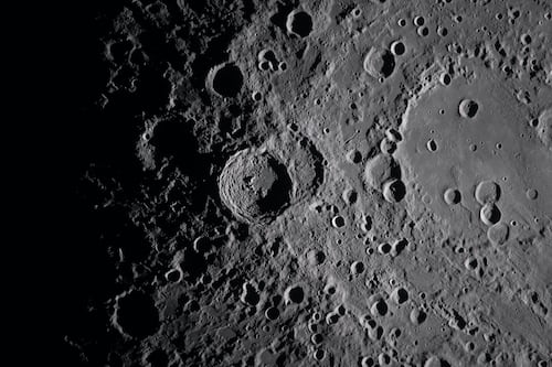 ¿Un asteroide “decapitado”? La nueva teoría sobre el origen del cráter más grande de la Luna