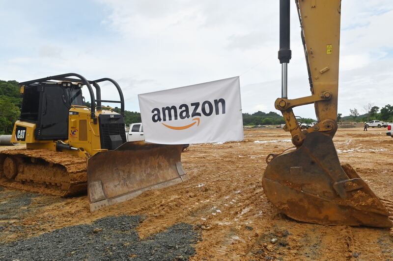 Colocación de la primera piedra del nuevo almacén de Amazon