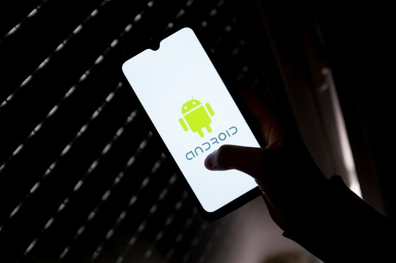 Al ser mucho más económicos, los teléfonos inteligentes con Android son más vendidos que los de Apple.