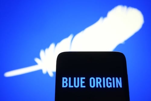 IA fuera del planeta: Blue Origin planea centros de datos orbitales para resolver la crisis energética del cómputo en la Tierra