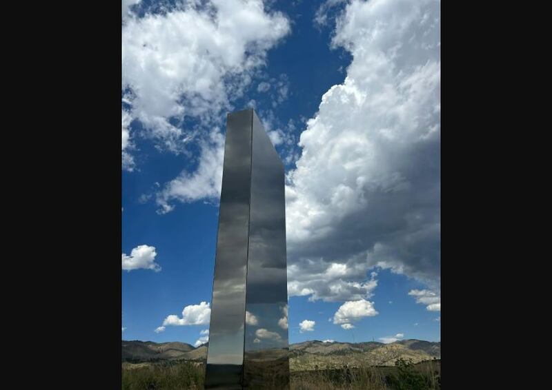 Otro monolito misterioso apareció esta semana en el norte de Colorado. | Foto: Instagram /Café de la Vaca Aulladora