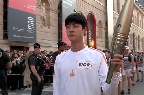 Jin de BTS hace historia al ser el primer idol coreano en portar la antorcha Olímpica en París