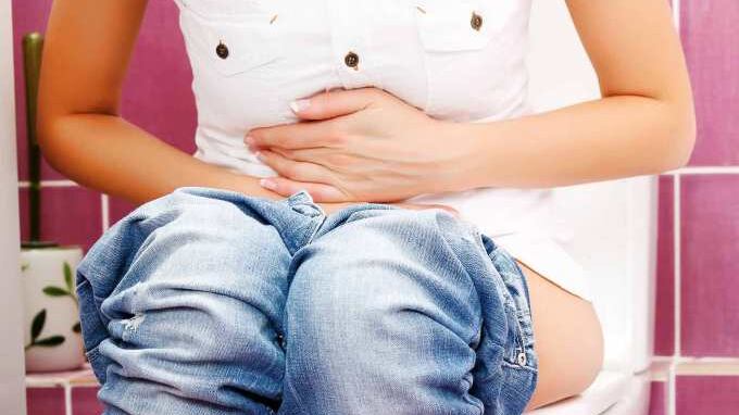 El estreñimiento se produce debido a que los desechos o las heces se mueven con demasiada lentitud.